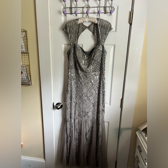 STUNNINGLY BEAUTIFUL GOWNS - Picture 2 of 13